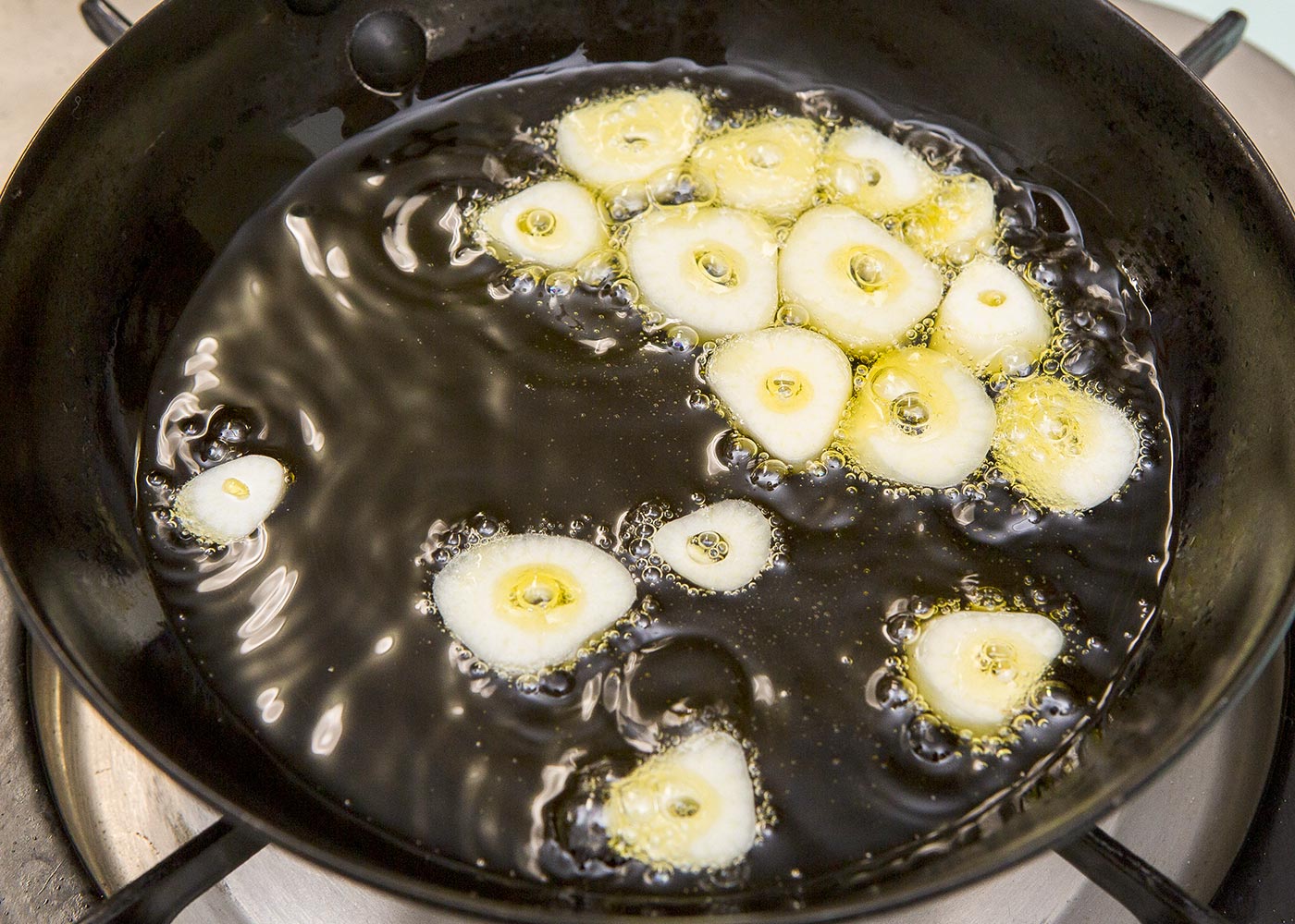 にんにくは幅３㎜の薄切りにし、フライパンに入れ、オリーブ油を加えて弱火にかける。にんにくがきつね色になったら、【３】のボウルに加えて混ぜる。