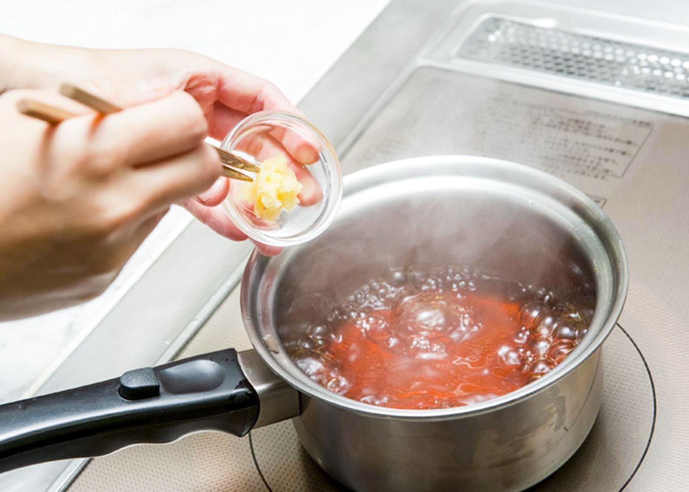 鍋に【Ｂ】を入れて温め、にんにくを加え、水溶きかたくり粉でとろみをつけ、ごま油を加えて火を止める。
