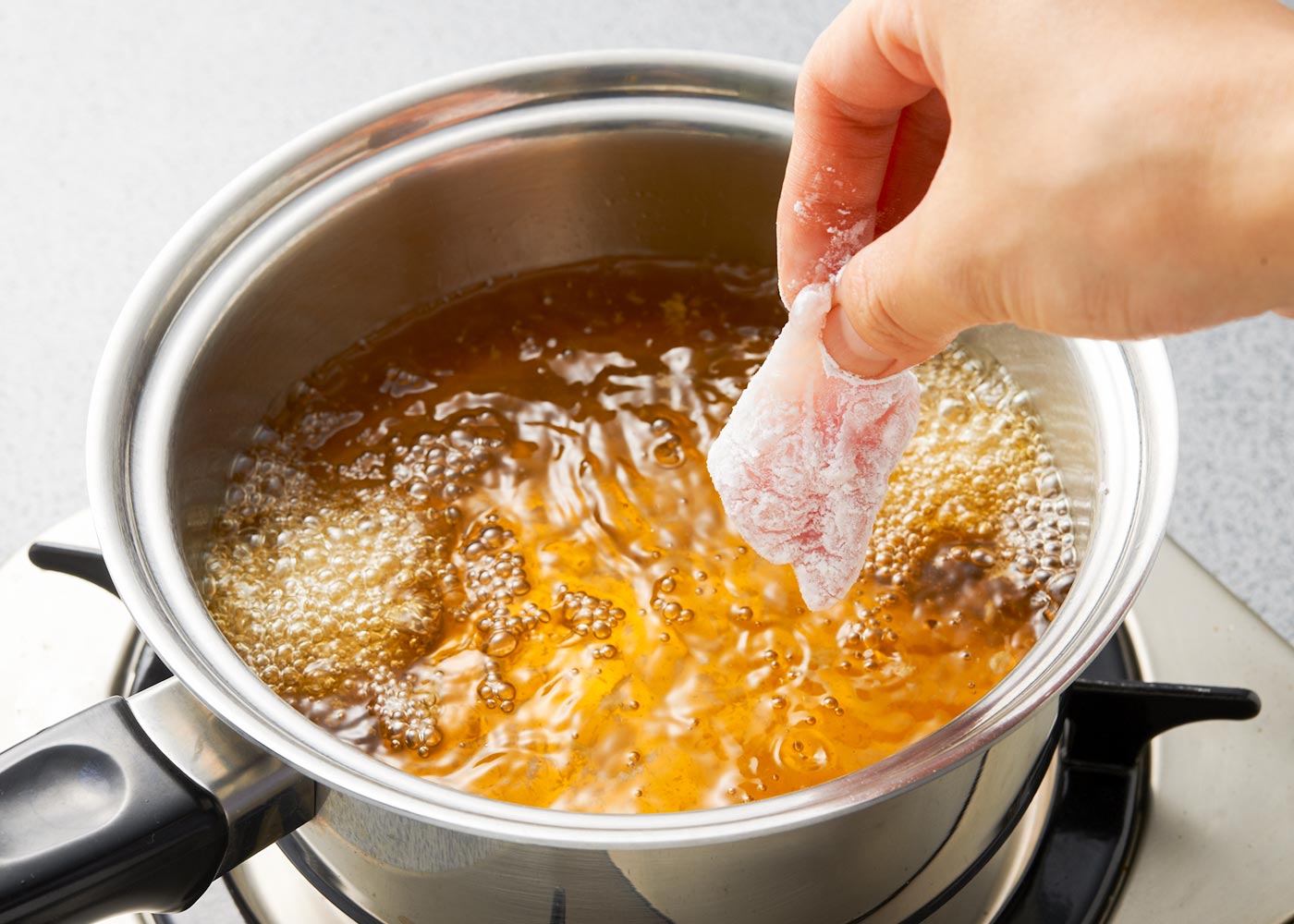 １つずつ取り出して、かたくり粉をまぶし、180℃の揚げ油に入れる。両面、白く粉が吹くまで４分間揚げる。
